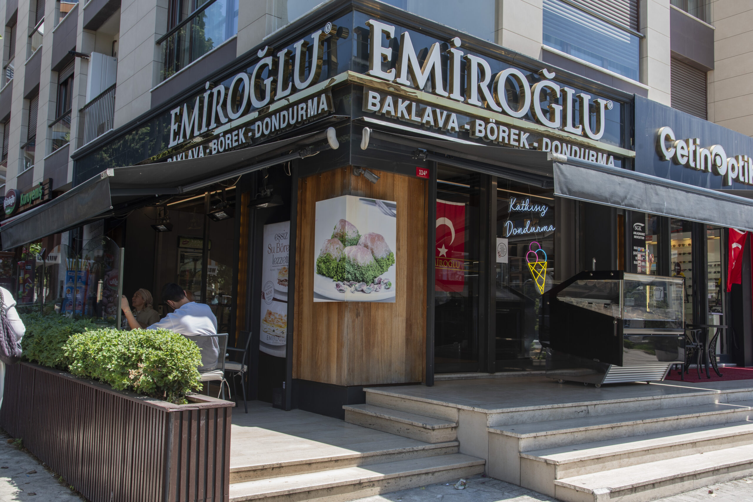Exterior view of Emiroğlu Baklava Kozyatağı Branch