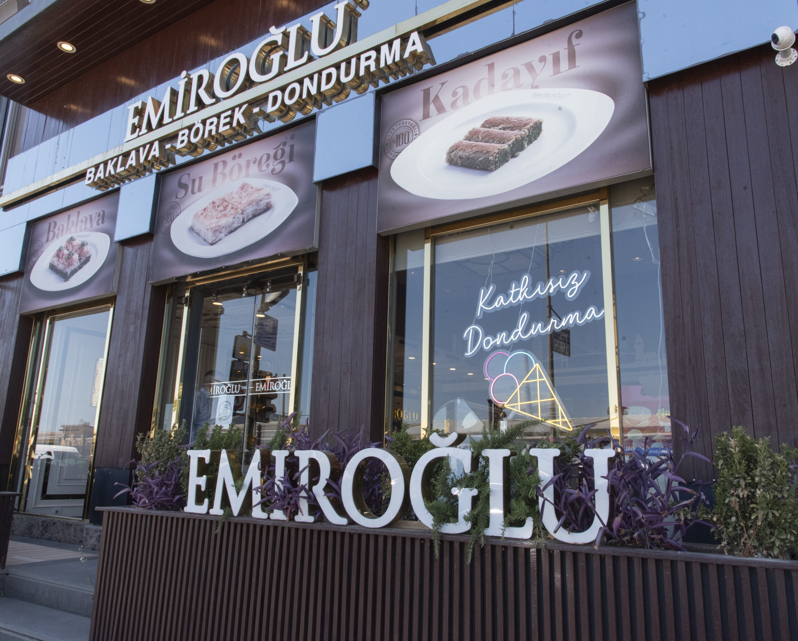 Exterior view of Emiroğlu Baklava Ümraniye (İMES) Branch