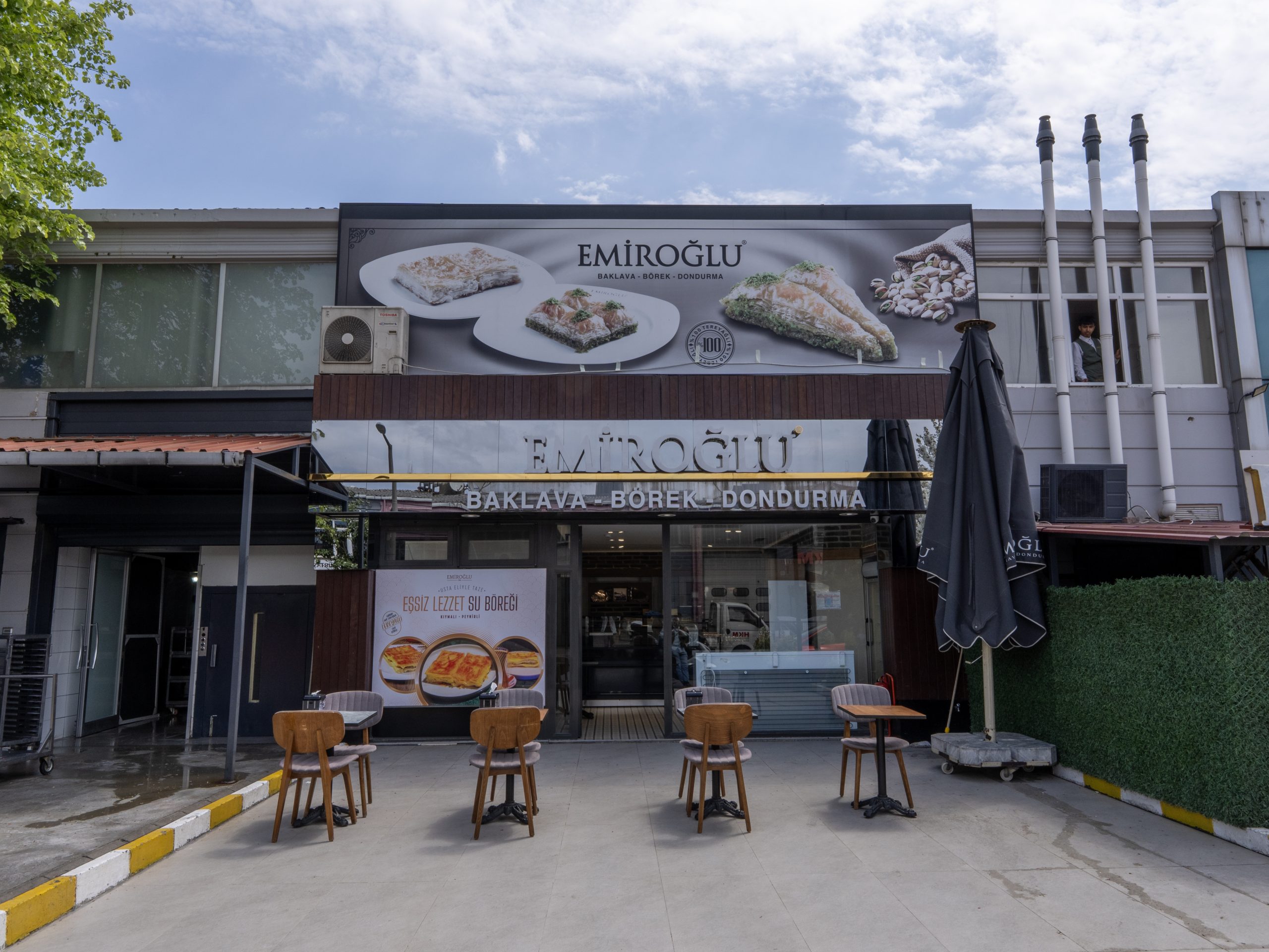 Emiroğlu Baklava Fabrika Şubesi'nin dışarıdan görünümü