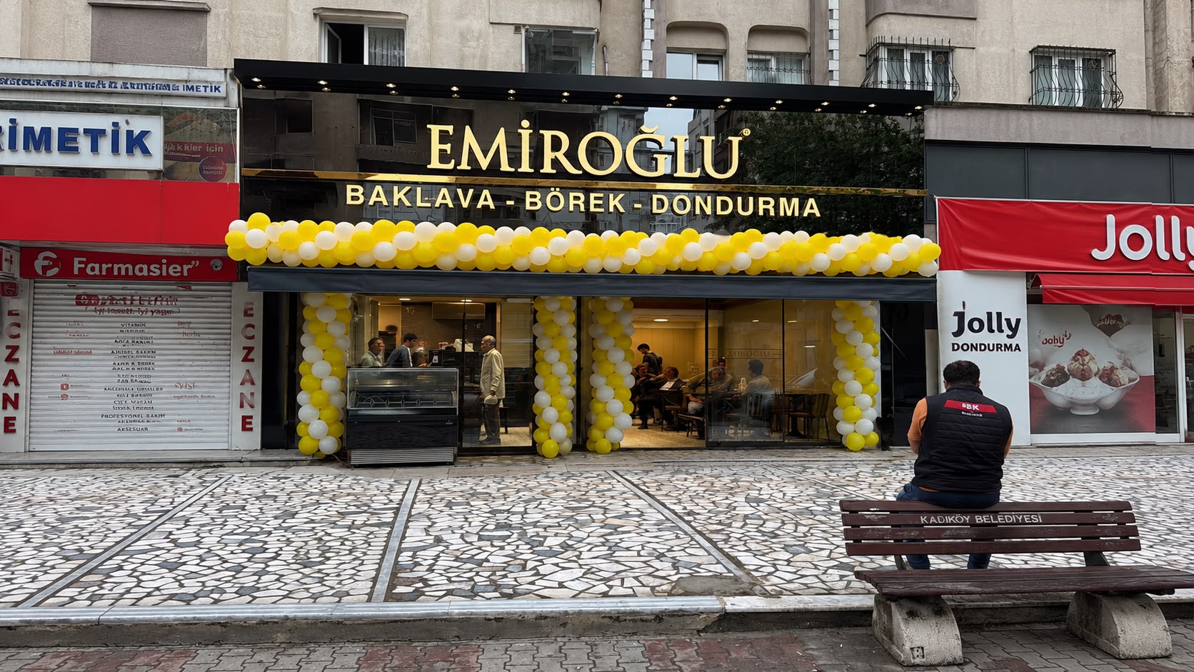Emiroğlu Baklava Kadıköy Şubesi'nin dışarıdan görünümü